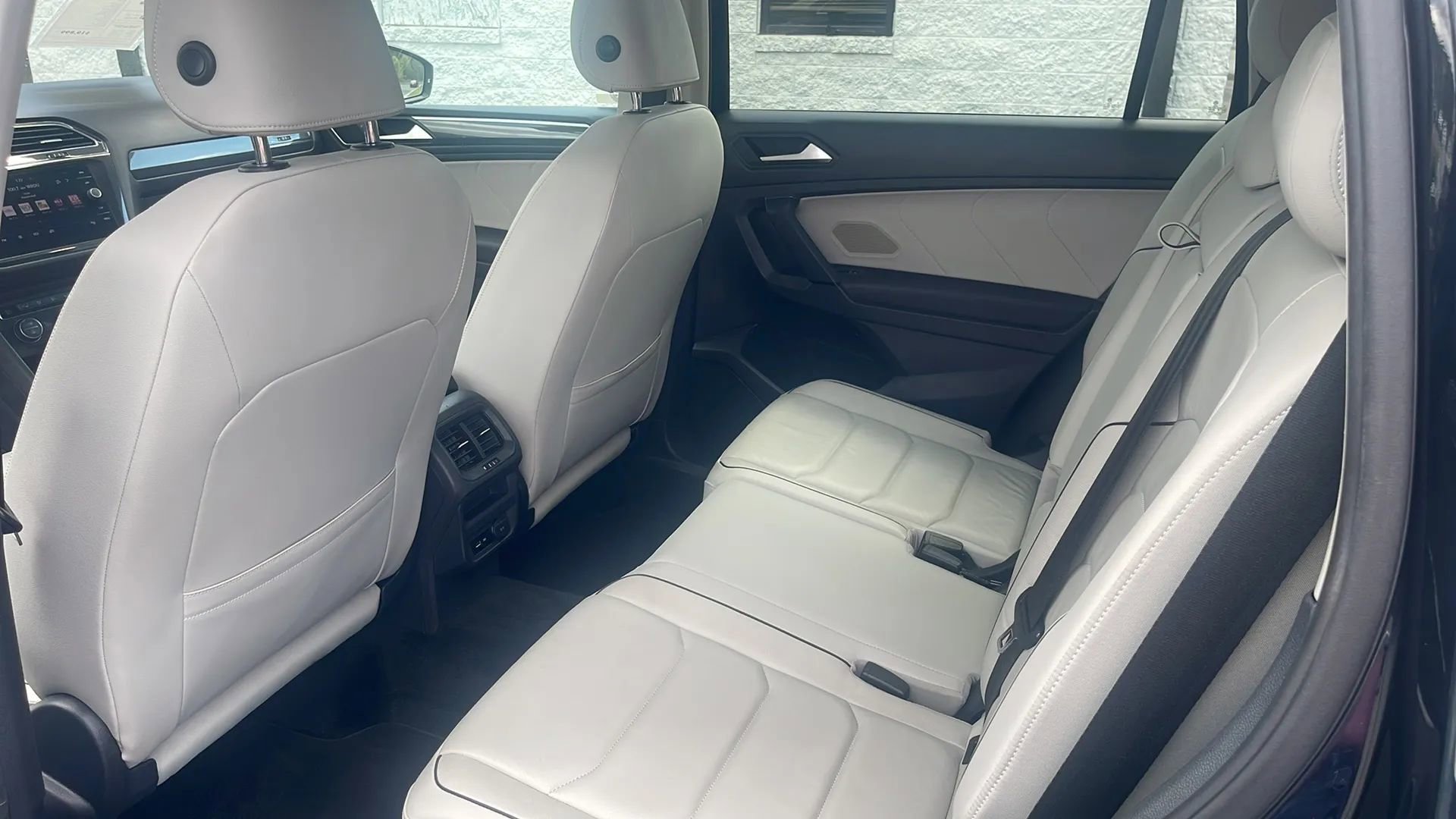 Used 2019 Volkswagen Tiguan SEL Premium image 29