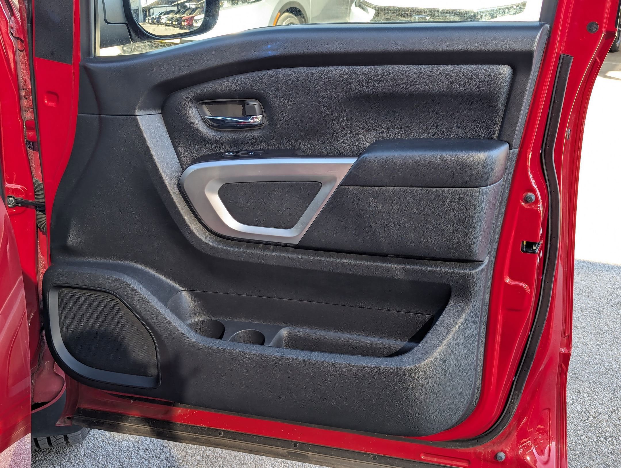 Used 2020 Nissan Titan SV image 28