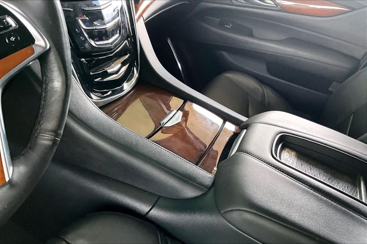 Used 2017 Cadillac Escalade Luxury AWD/4WD image 14