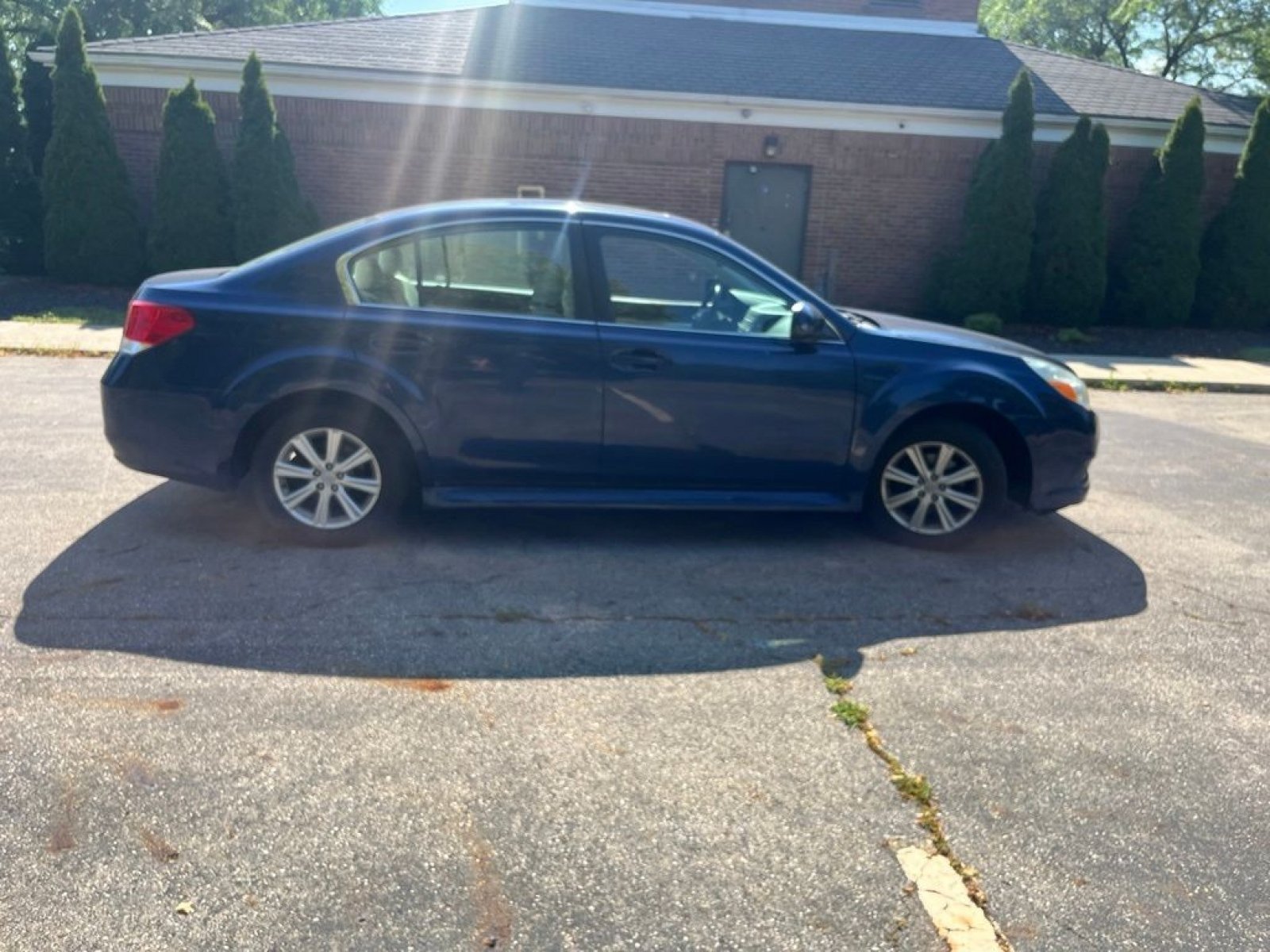 Used 2010 Subaru Legacy 2.5i Premium AWD/4WD image 3
