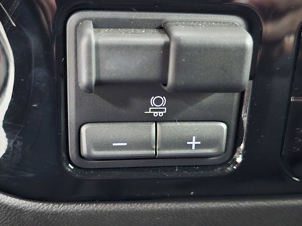 Used 2025 Chevrolet Silverado 1500 LT AWD/4WD image 19