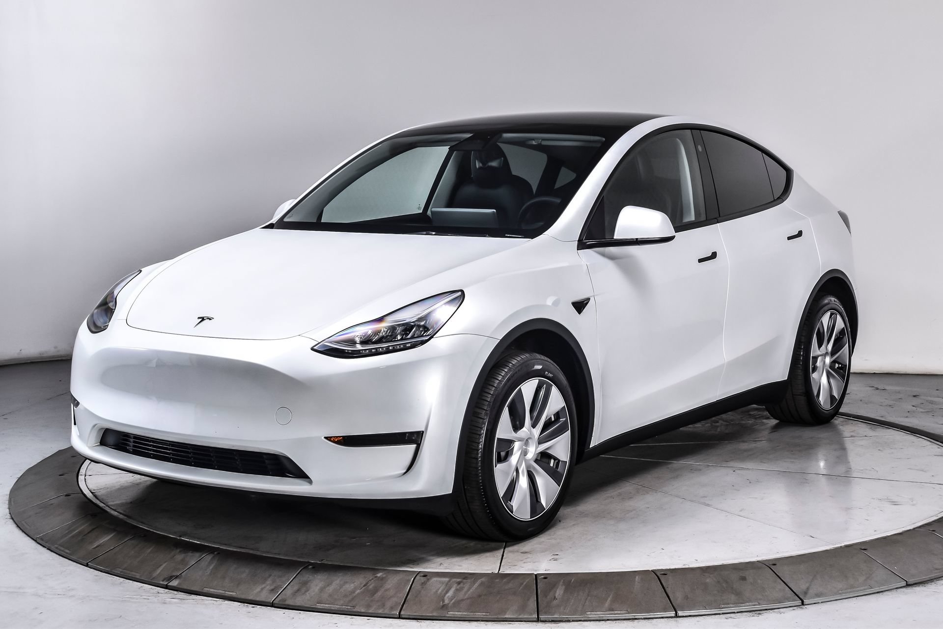 Used 2023 Tesla Model Y Long Range AWD/4WD image 2