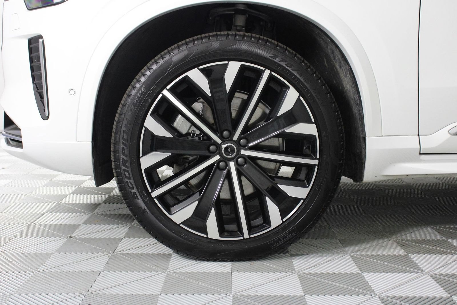 Certified 2026 Volvo XC90 B6 Plus AWD/4WD image 28