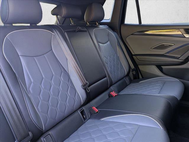 Used 2025 Volkswagen Tiguan SEL R-Line image 20