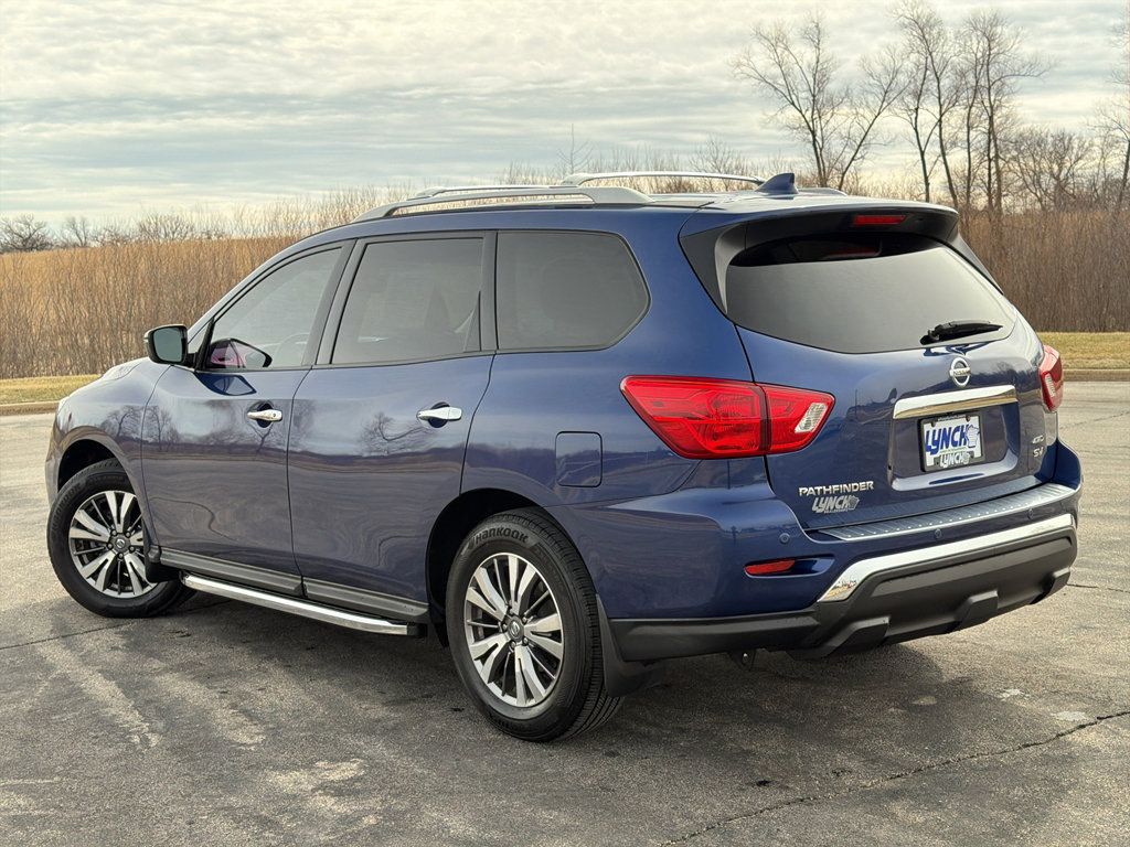 Used 2019 Nissan Pathfinder SV image 2