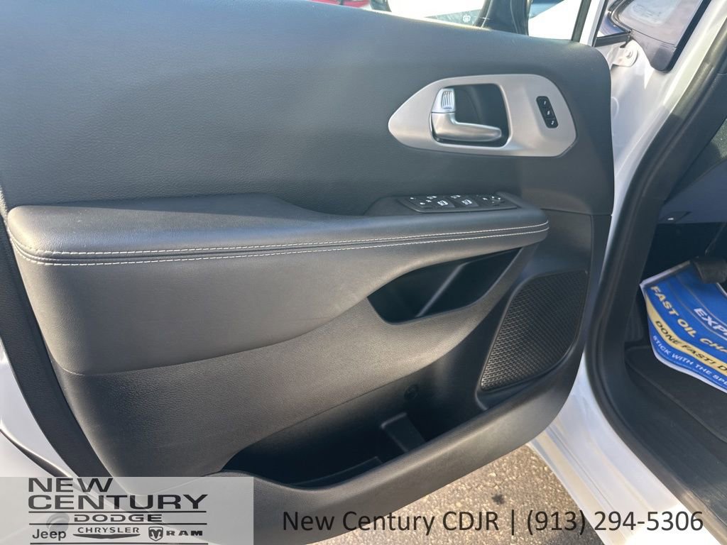 Used 2025 Chrysler Pacifica Limited FWD image 6