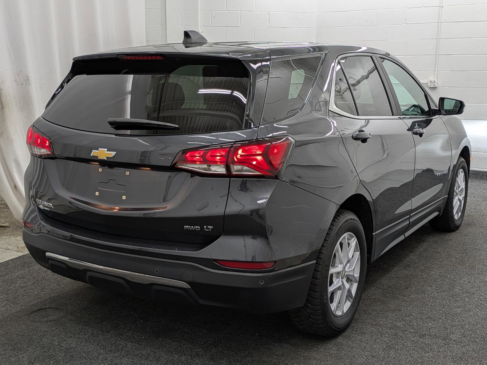 Used 2023 Chevrolet Equinox LT w/ Driver Convenience Package image 2