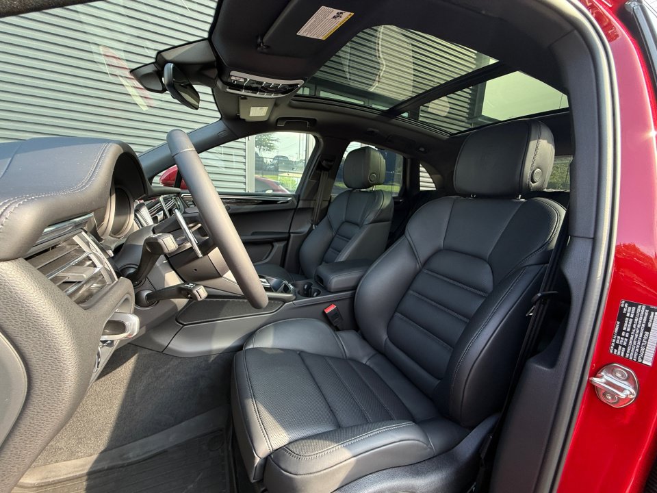 New 2026 Porsche Macan Turbo AWD/4WD image 5