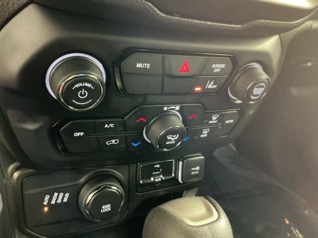 Used 2021 Jeep Renegade Latitude AWD/4WD image 32