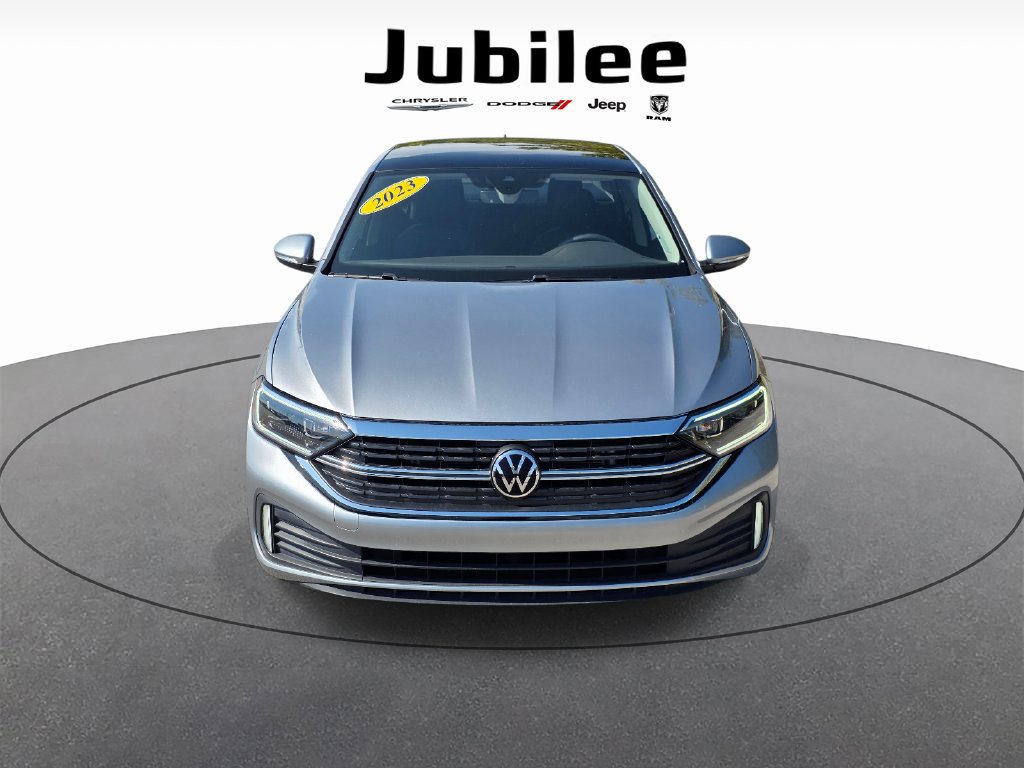 Used 2023 Volkswagen Jetta SEL FWD image 2