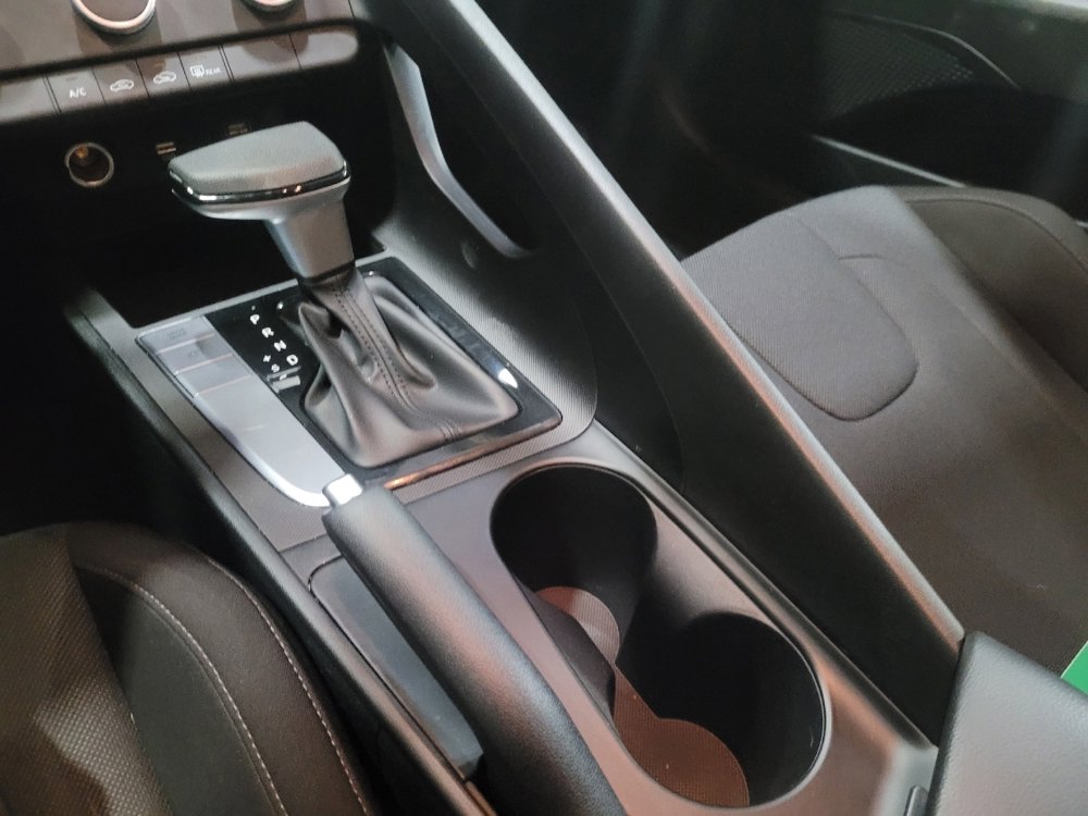 Used 2022 Hyundai Elantra SE image 26