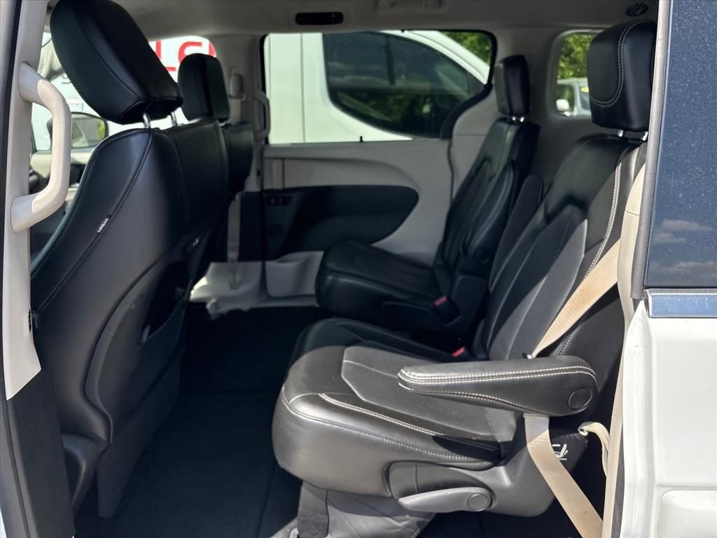 Used 2023 Chrysler Pacifica Touring-L image 19