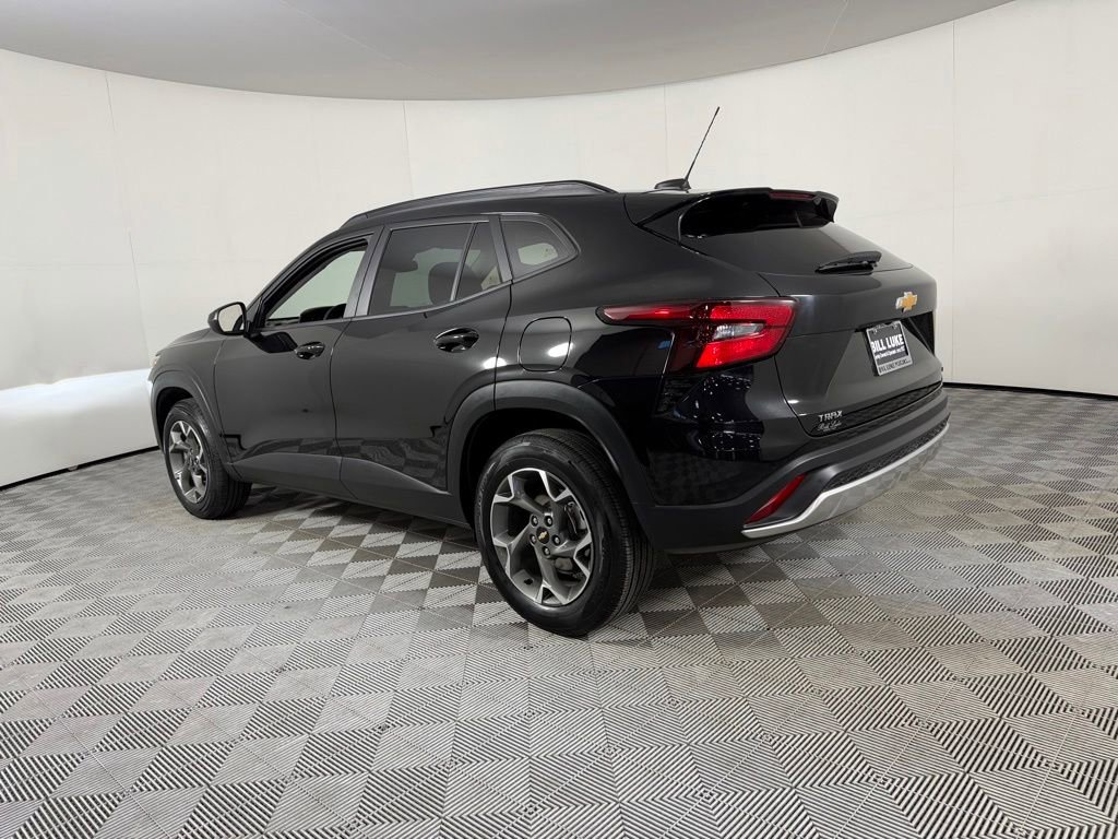 Used 2025 Chevrolet Trax LT w/ LT Convenience Package FWD image 8