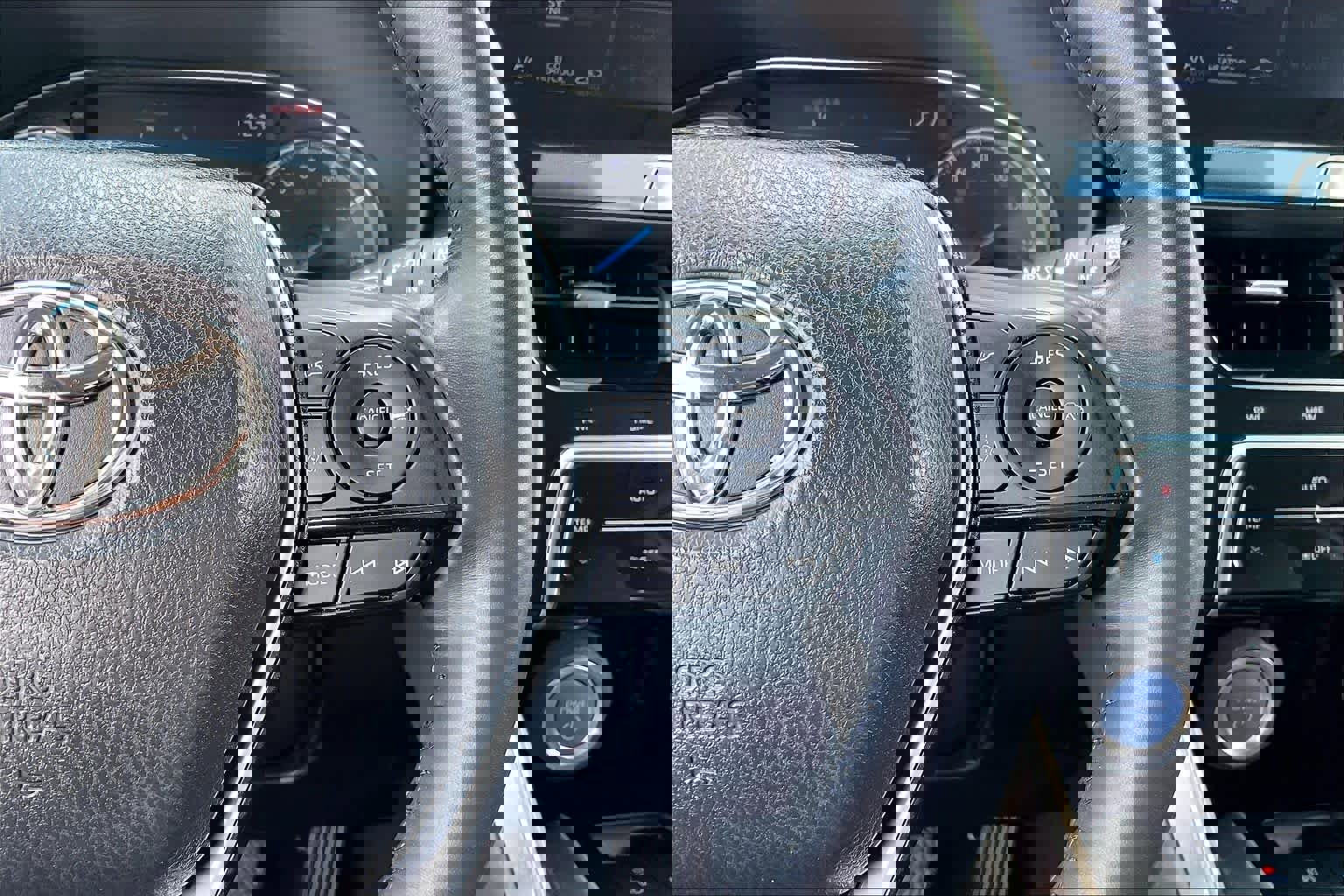 Used 2022 Toyota Venza XLE image 23