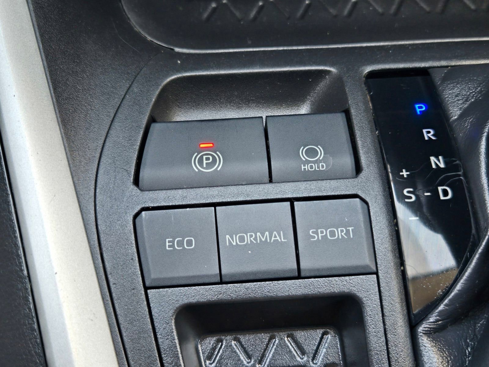 Used 2021 Toyota RAV4 LE FWD image 21