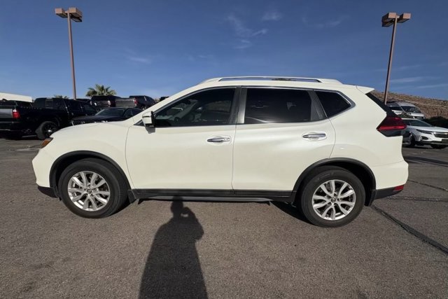 Used 2017 Nissan Rogue SV w/ SV Premium Package image 2