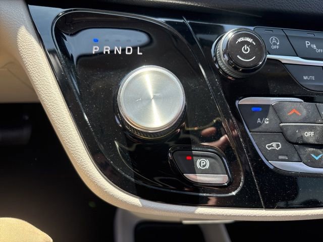 Used 2023 Chrysler Pacifica Touring-L image 34