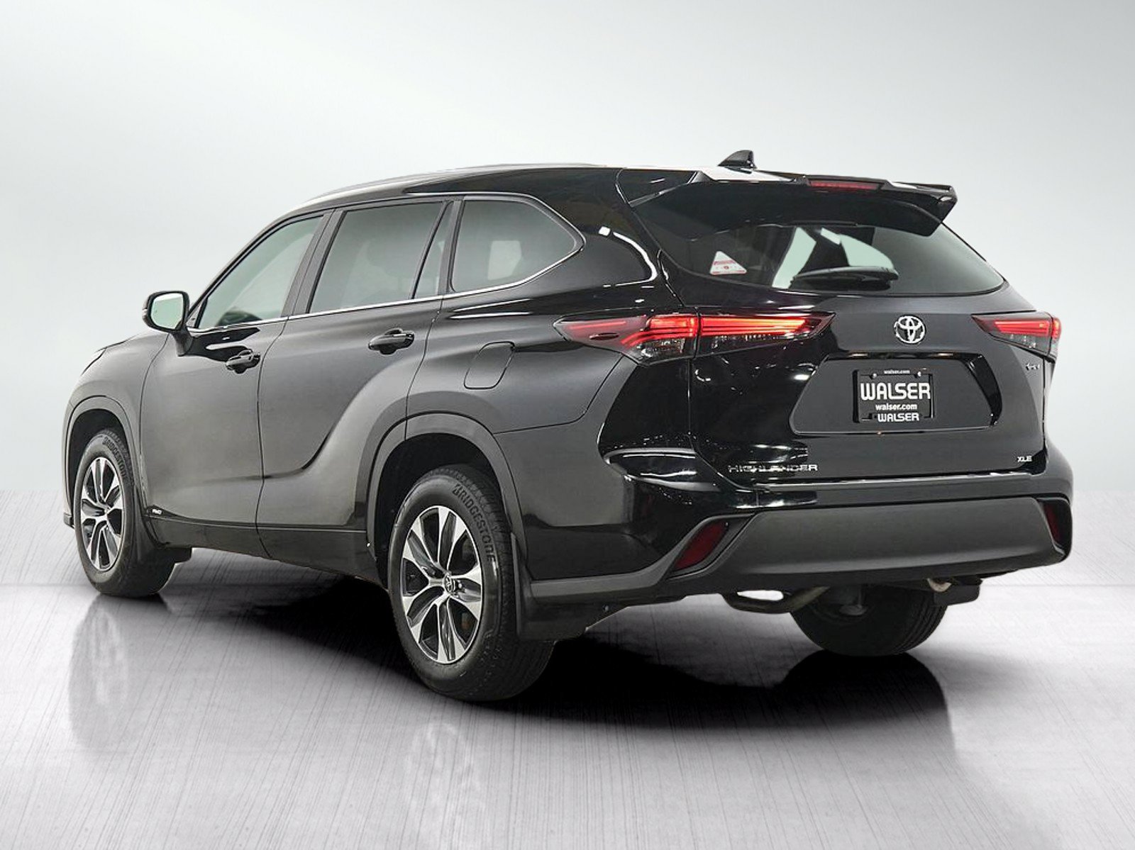 Used 2025 Toyota Highlander XLE AWD/4WD image 3