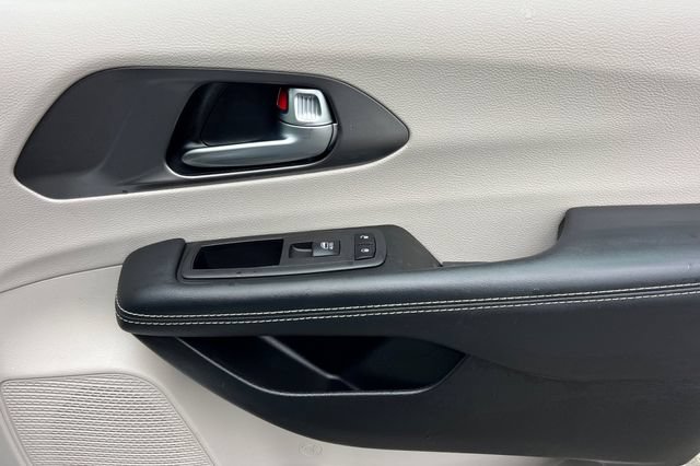 Used 2023 Chrysler Pacifica Touring-L AWD/4WD image 20