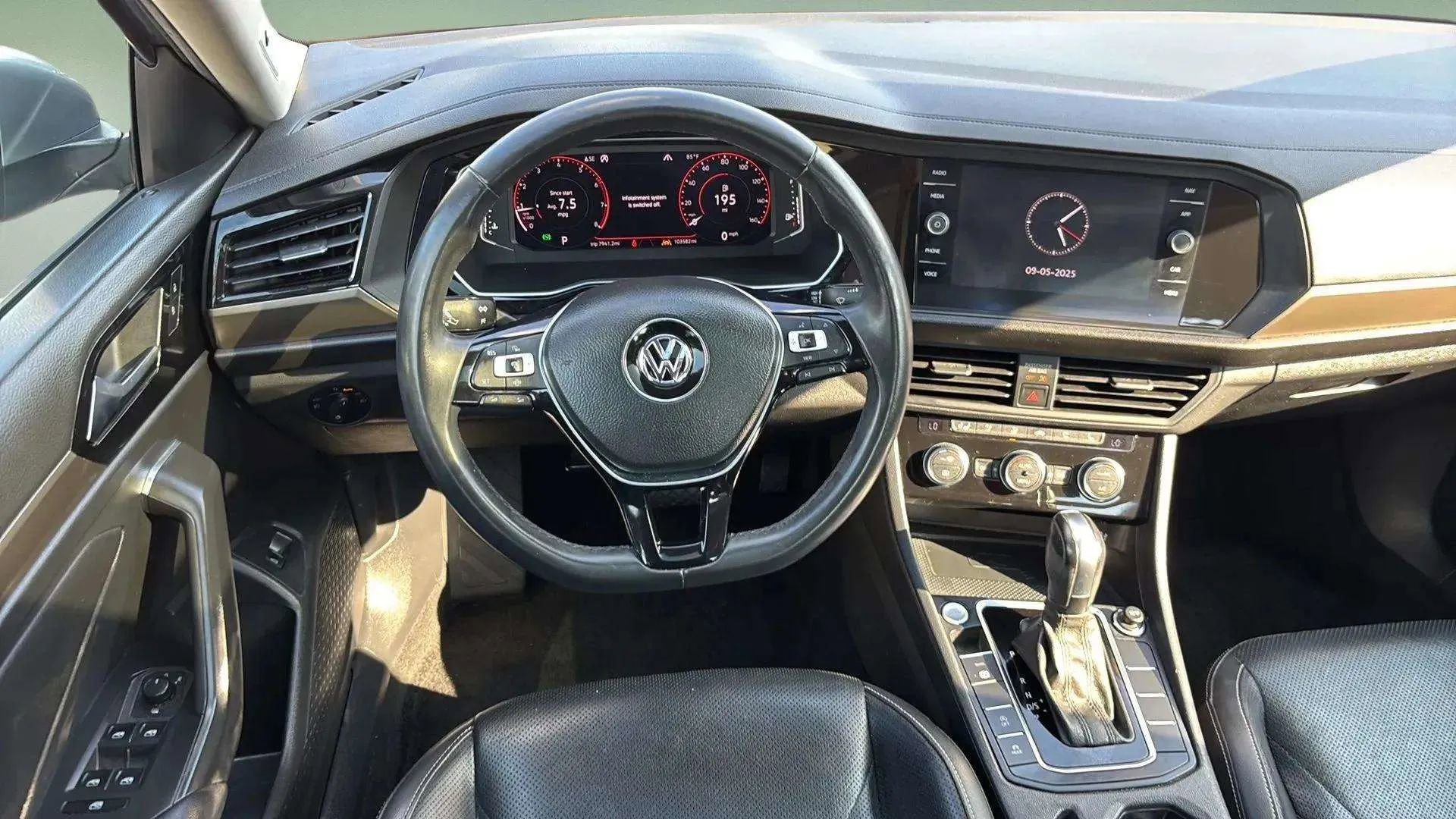 Used 2020 Volkswagen Jetta SEL Premium image 32