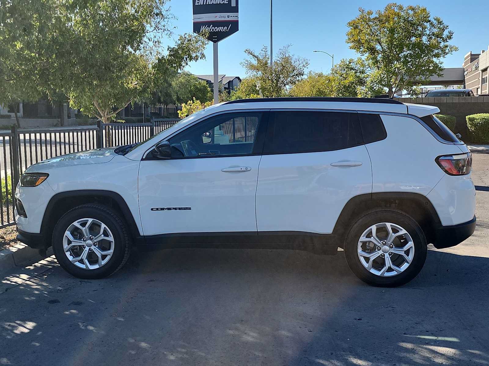 Used 2024 Jeep Compass Latitude AWD/4WD image 5