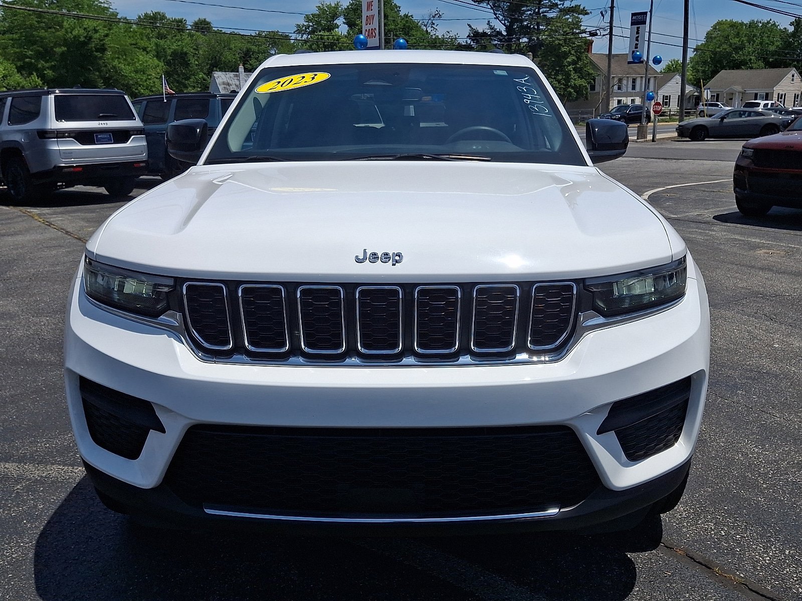 Used 2023 Jeep Grand Cherokee Laredo w/ Trailer Tow Prep Group (B) AWD/4WD image 2