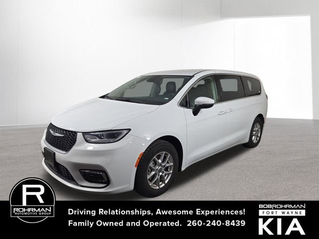 Used 2023 Chrysler Pacifica Touring-L image 1