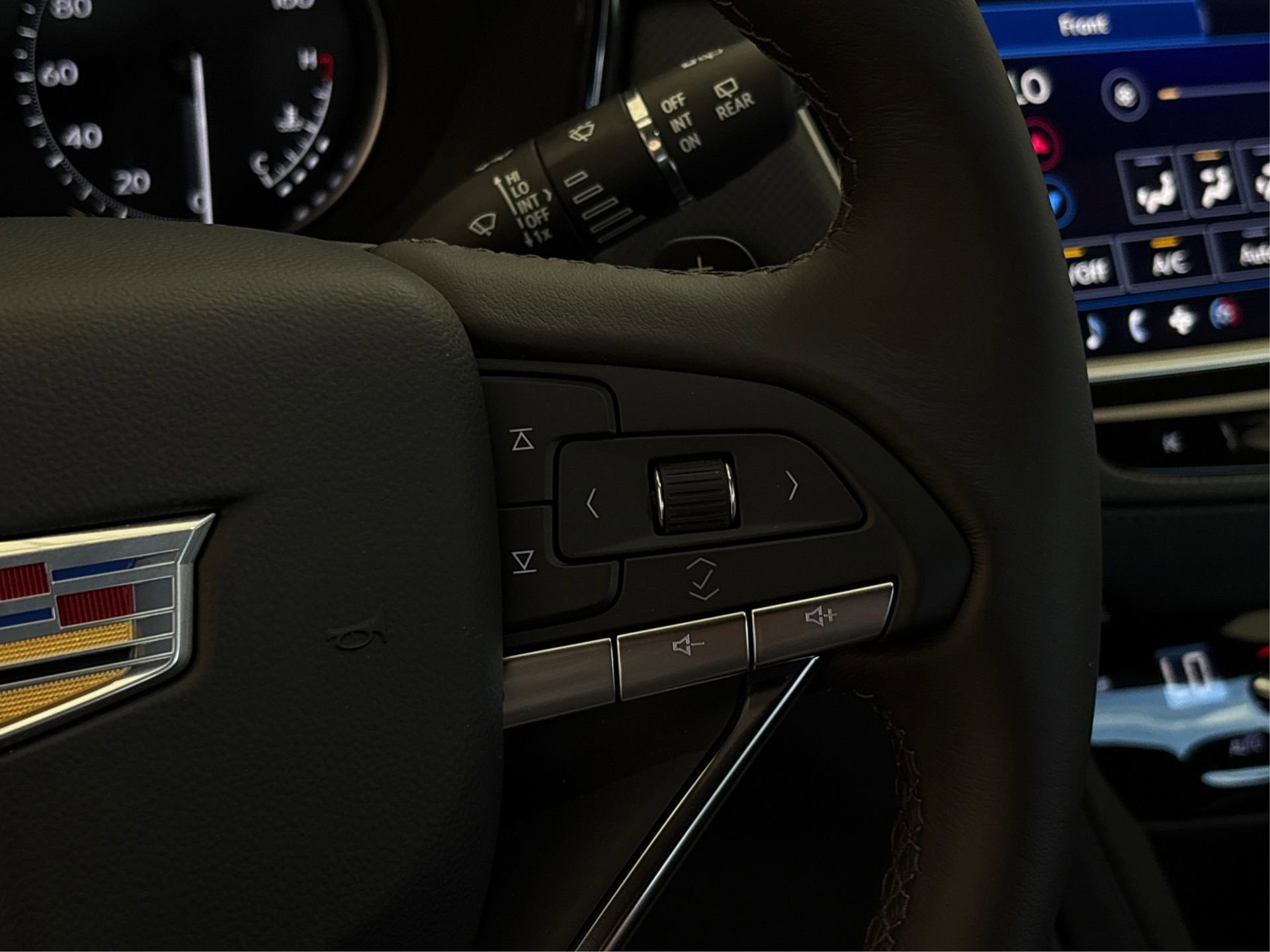 New 2025 Cadillac XT6 Luxury image 30