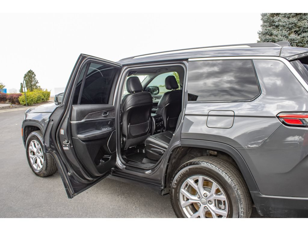 Used 2022 Jeep Grand Cherokee L Limited w/ Trailer Tow Group (B) AWD/4WD image 13