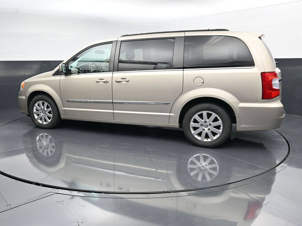Used 2014 Chrysler Town & Country Touring FWD image 4