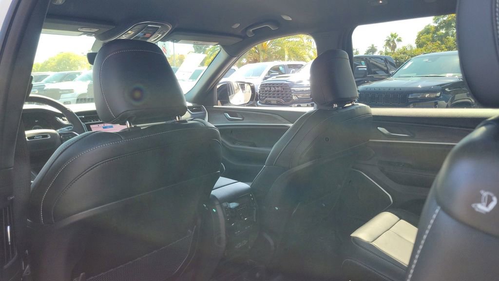 New 2025 Jeep Grand Cherokee L Limited w/ Black Appearance Package image 15