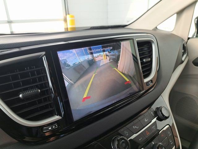 Used 2024 Chrysler Pacifica Touring-L FWD image 12