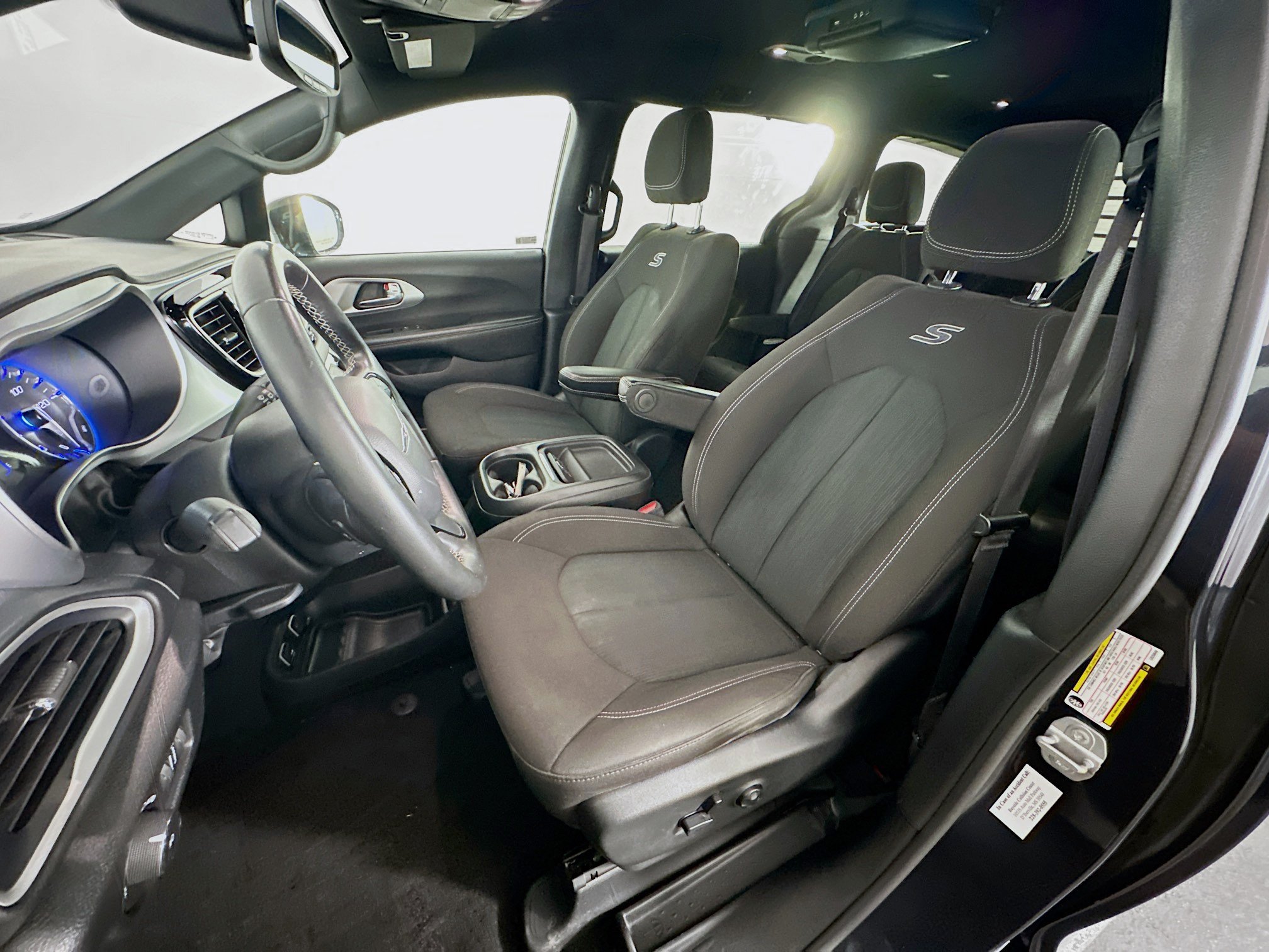Used 2020 Chrysler Pacifica Touring w/ S Appearance Package FWD image 13