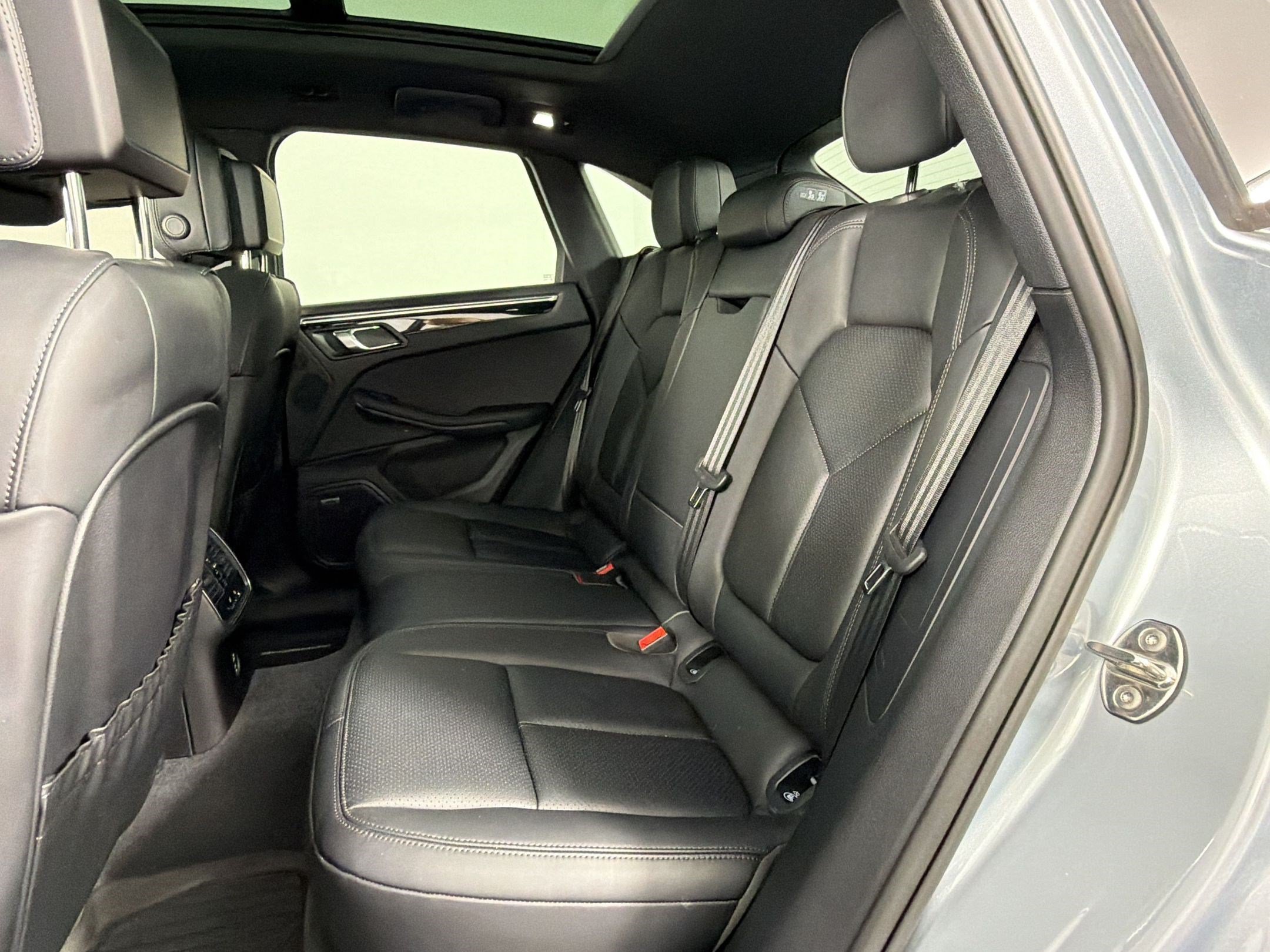 Certified 2024 Porsche Macan AWD/4WD image 16