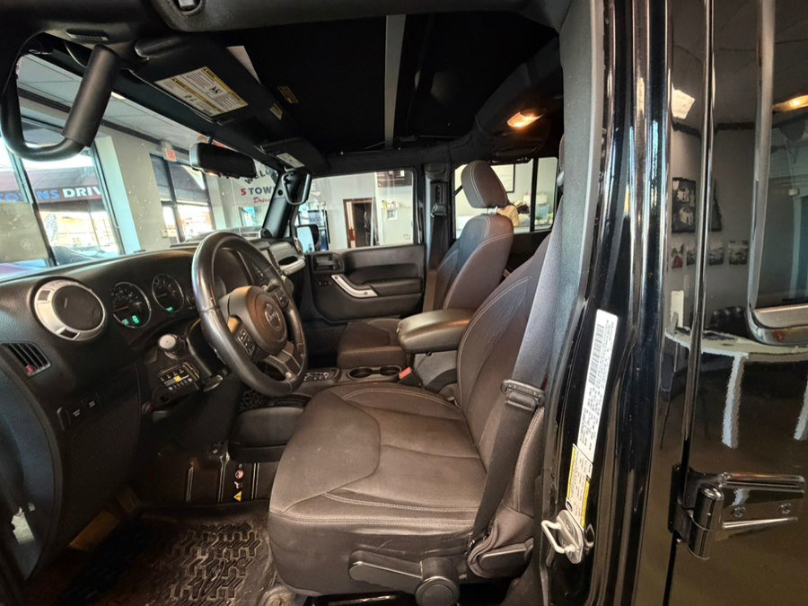 Used 2013 Jeep Wrangler Unlimited Rubicon w/ Connectivity Group image 18