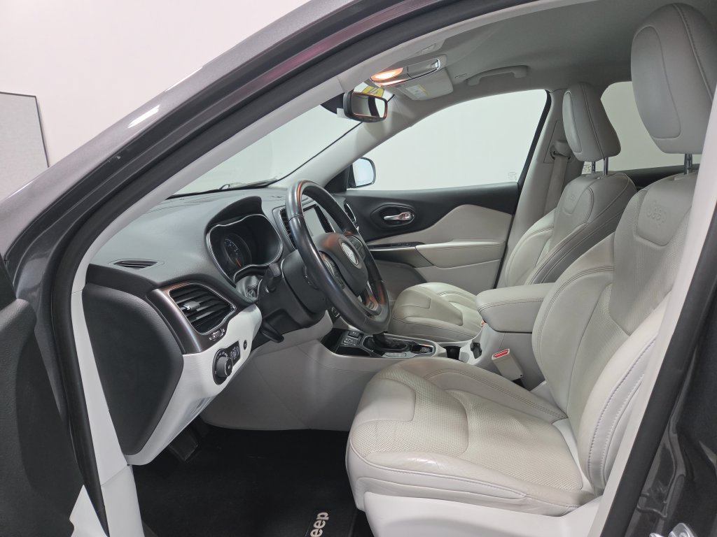 Used 2019 Jeep Cherokee Limited FWD image 2