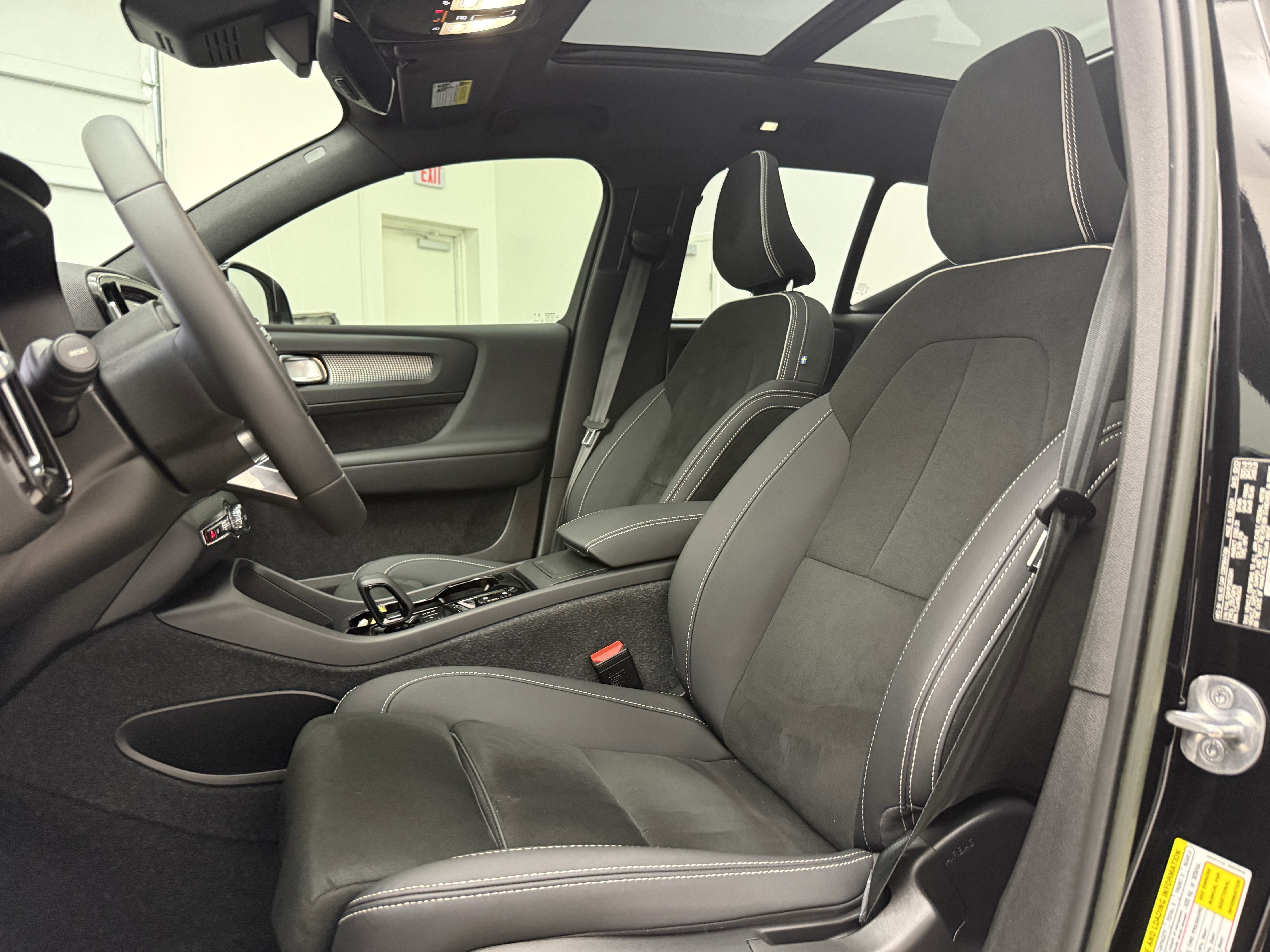Certified 2023 Volvo XC40 B5 Ultimate w/ Protection Package Premier image 13