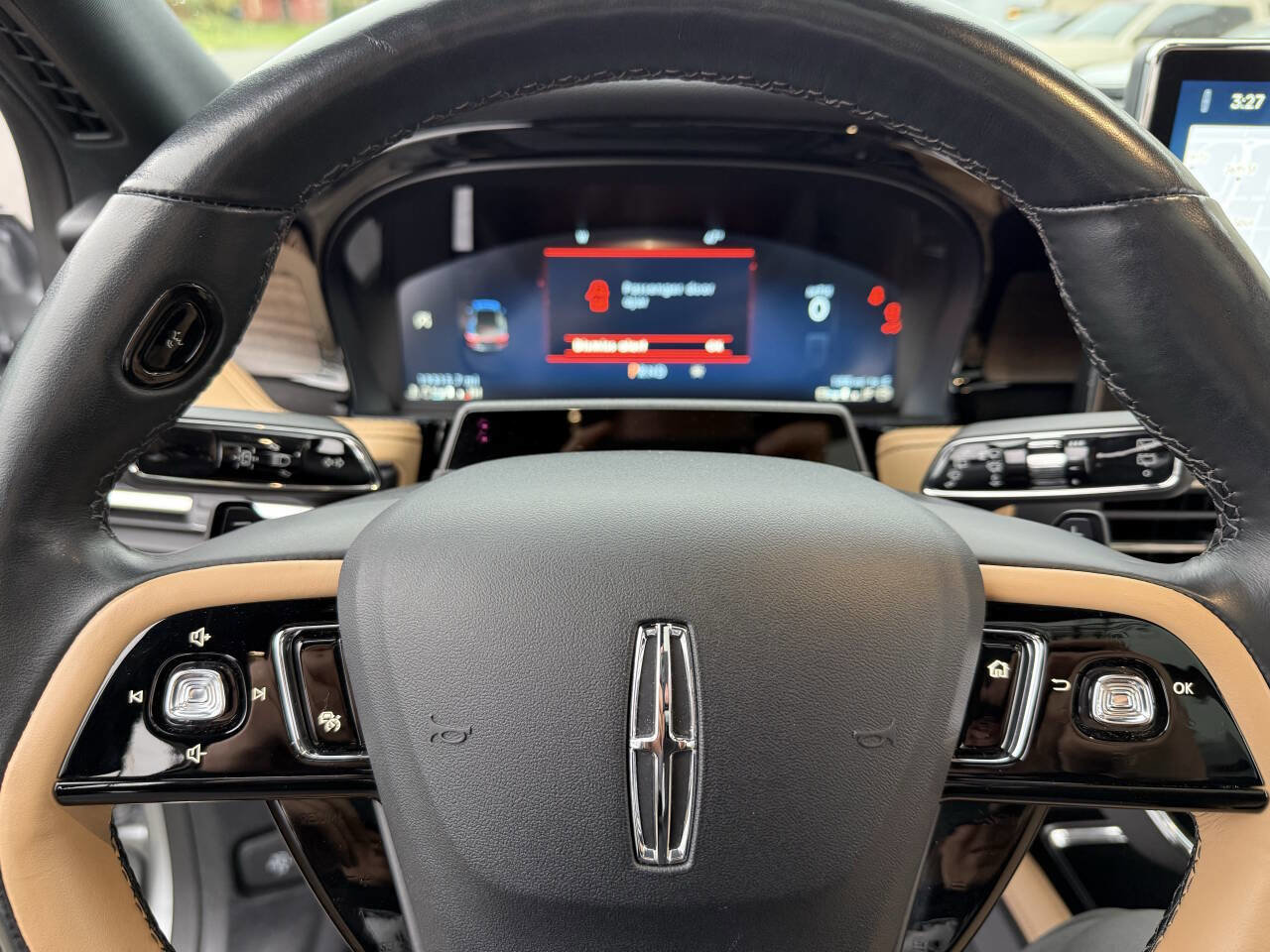 Used 2023 Lincoln Corsair Reserve w/ Equipment Group 202A FWD image 21