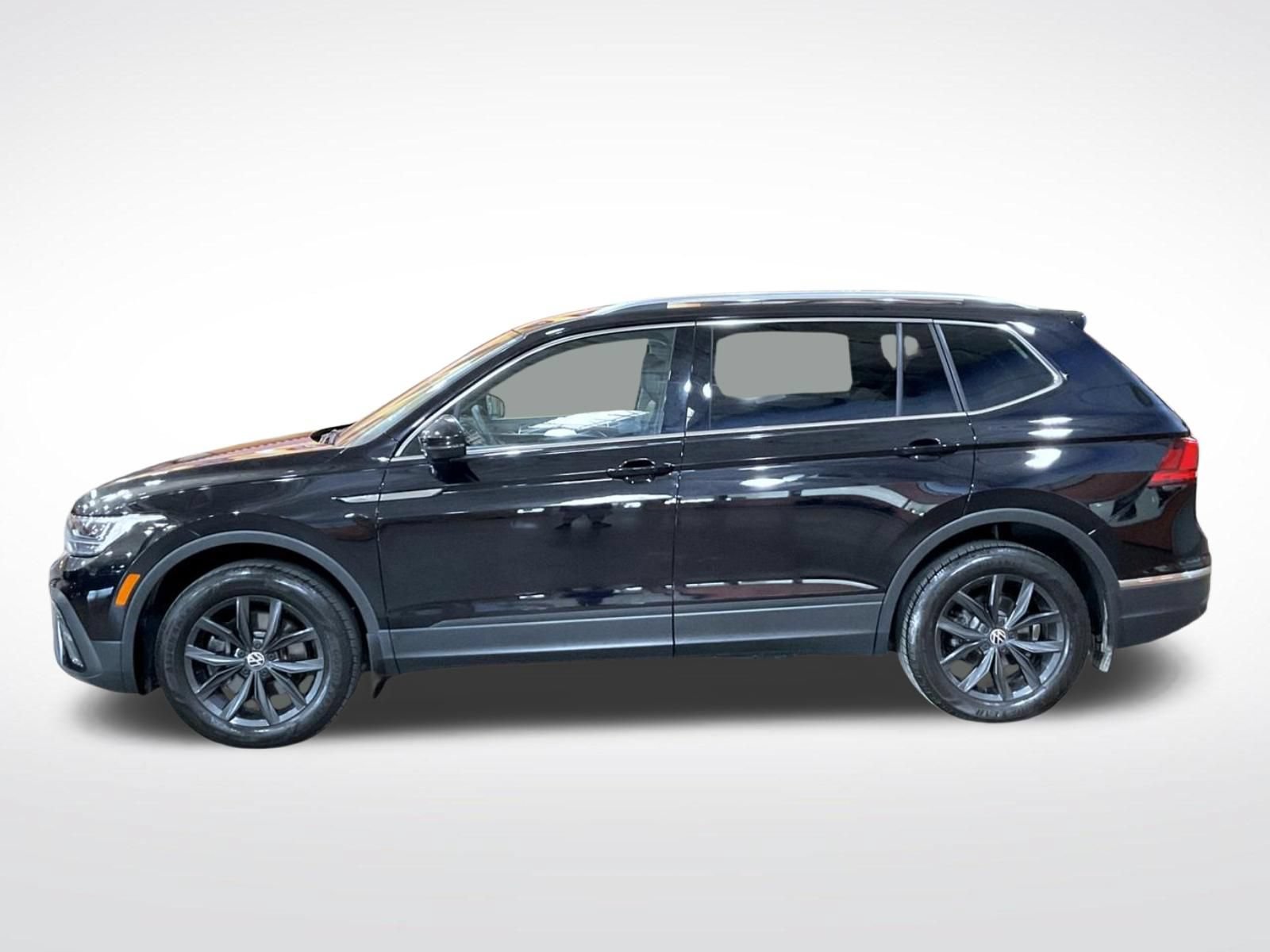 Used 2024 Volkswagen Tiguan SE AWD/4WD image 9