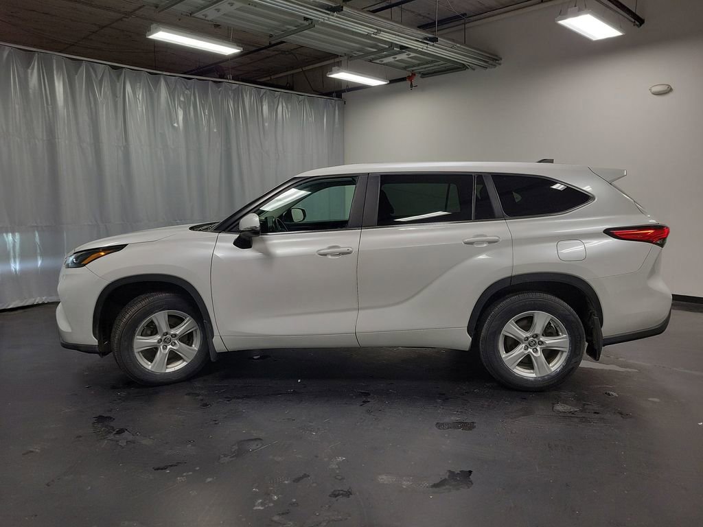 Used 2023 Toyota Highlander LE AWD/4WD image 5