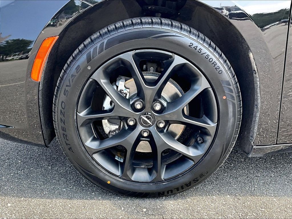 Used 2025 Chrysler Pacifica Limited FWD image 7