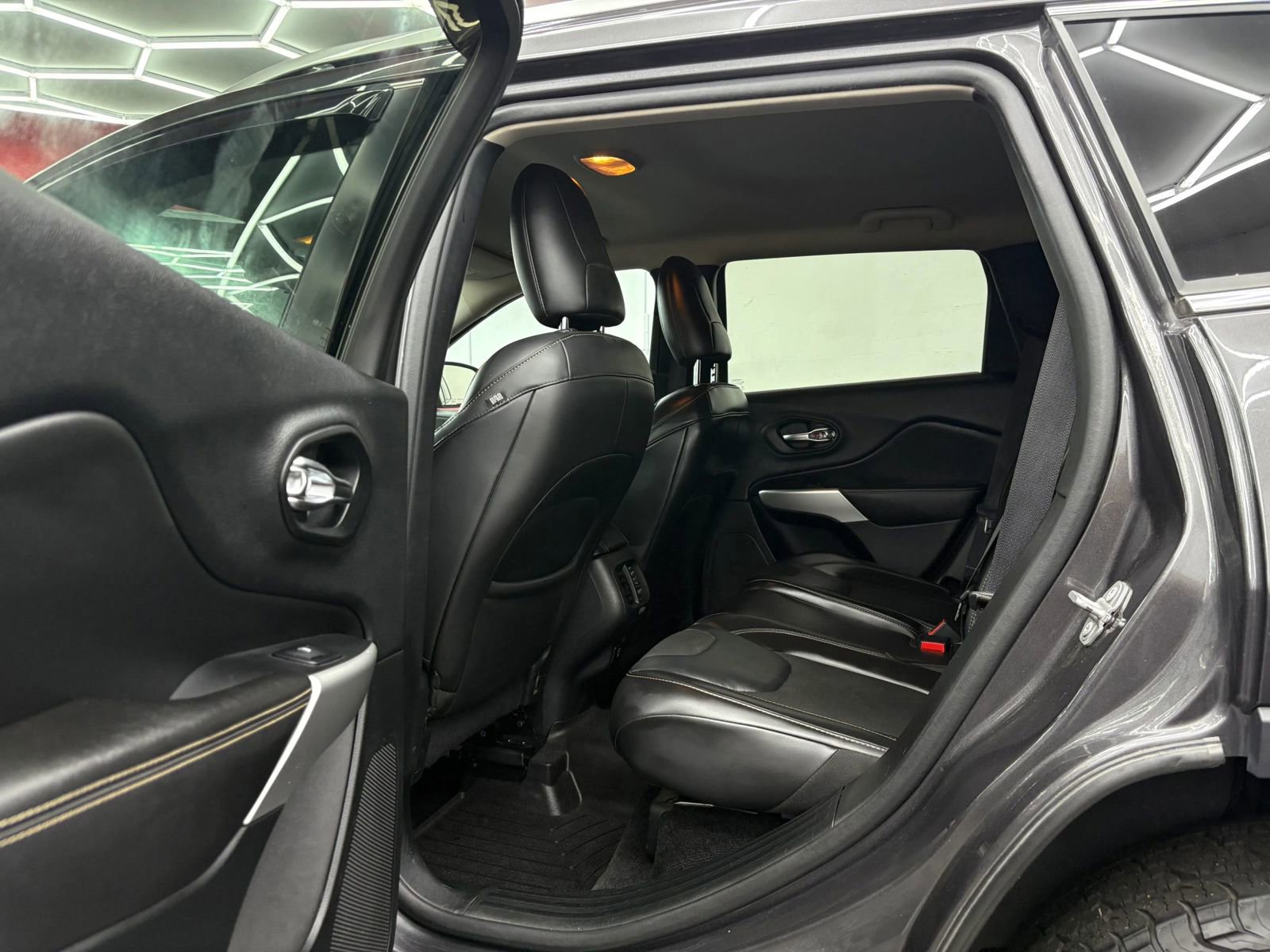 Used 2018 Jeep Cherokee Latitude Plus w/ Cold Weather Group image 9