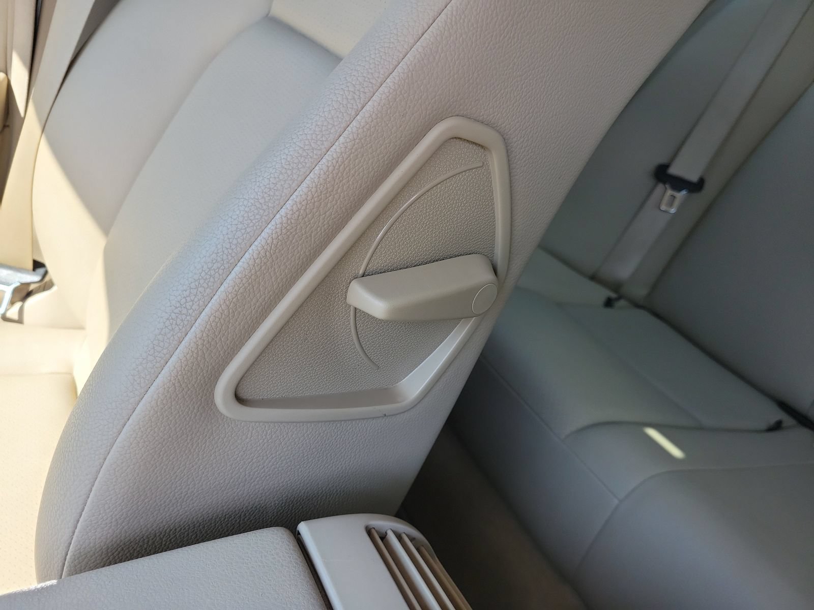 Used 2010 Mercedes-Benz C 300 Sedan image 12