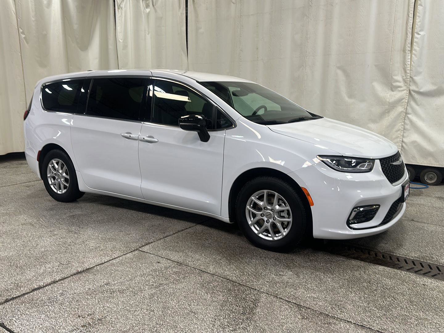 Used 2025 Chrysler Pacifica Select FWD image 8