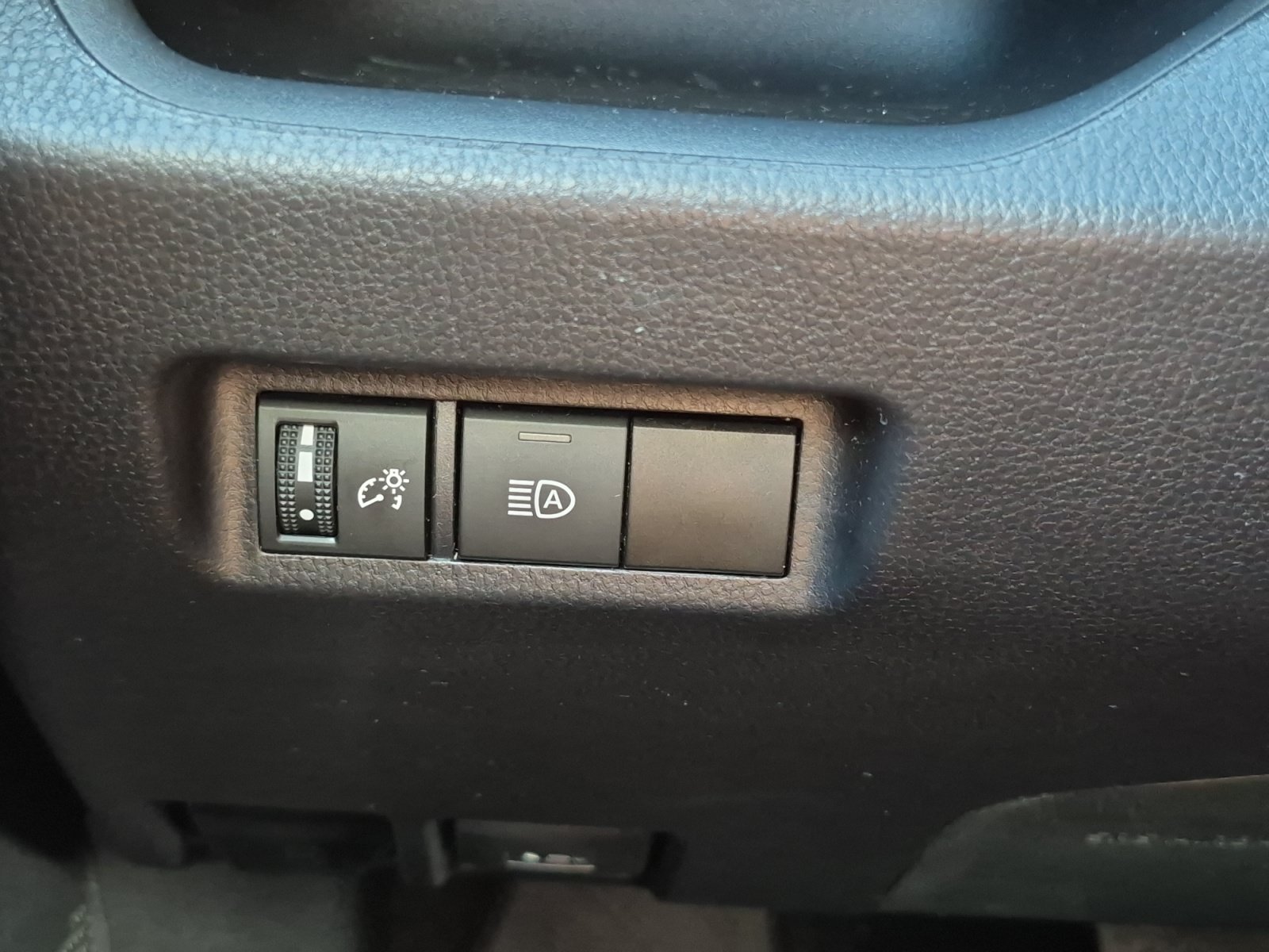 Used 2025 Toyota RAV4 XLE AWD/4WD image 10