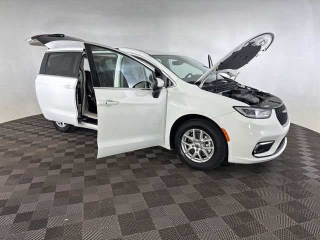 Used 2023 Chrysler Pacifica Touring-L FWD image 15