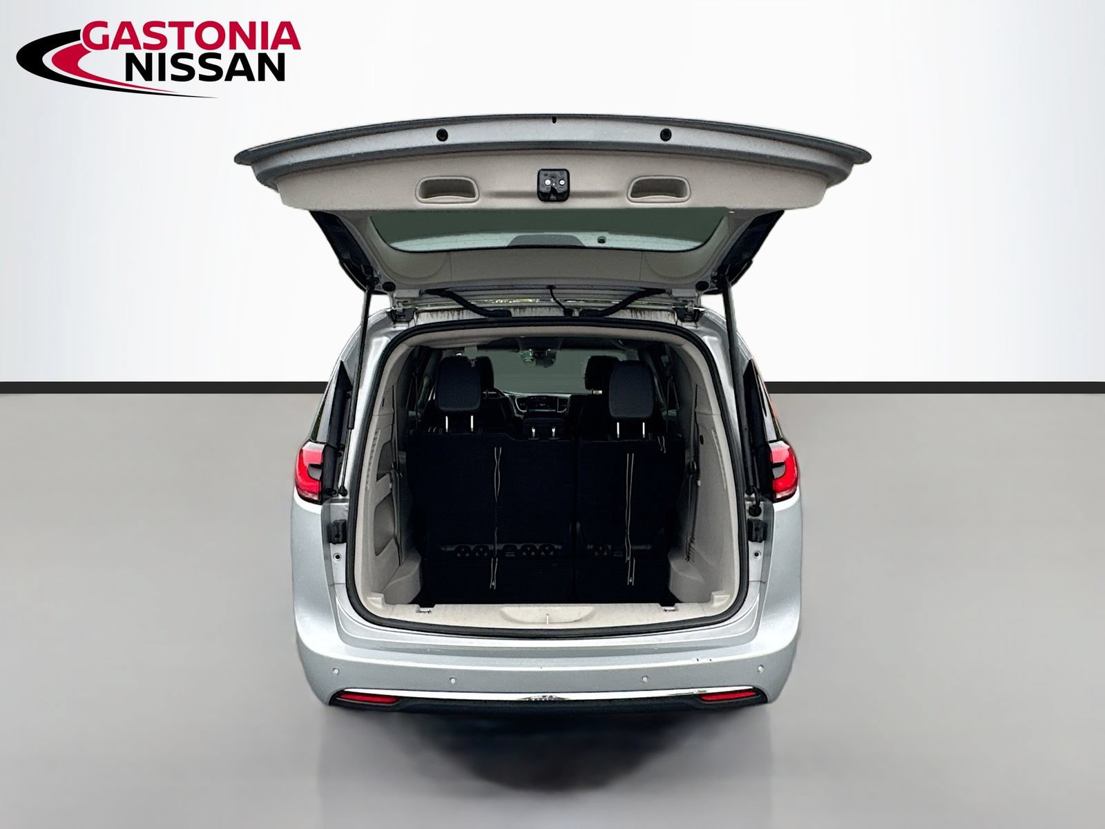 Used 2023 Chrysler Pacifica Touring-L FWD image 35
