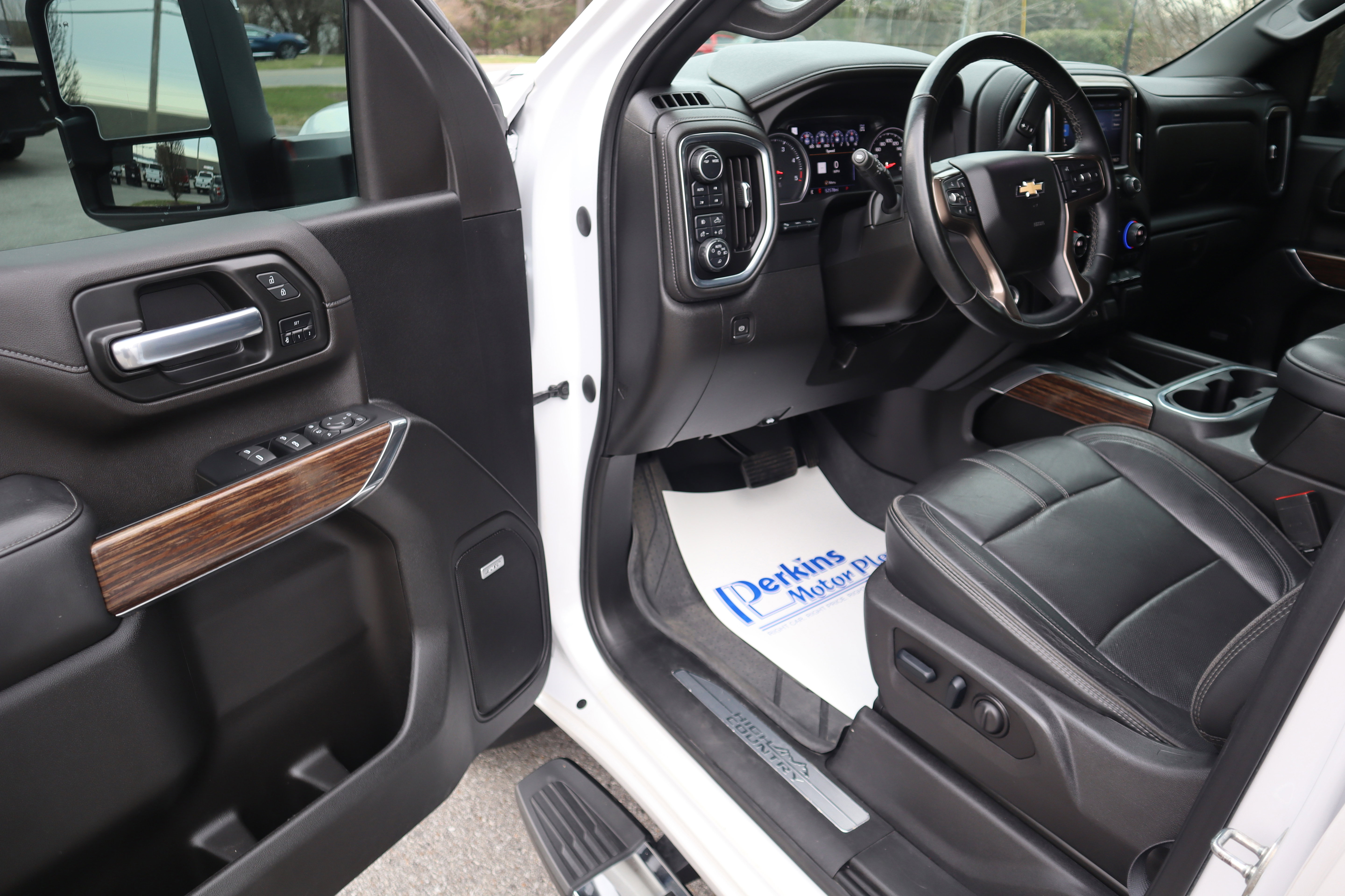 Used 2023 Chevrolet Silverado 2500 High Country w/ Technology Package image 3