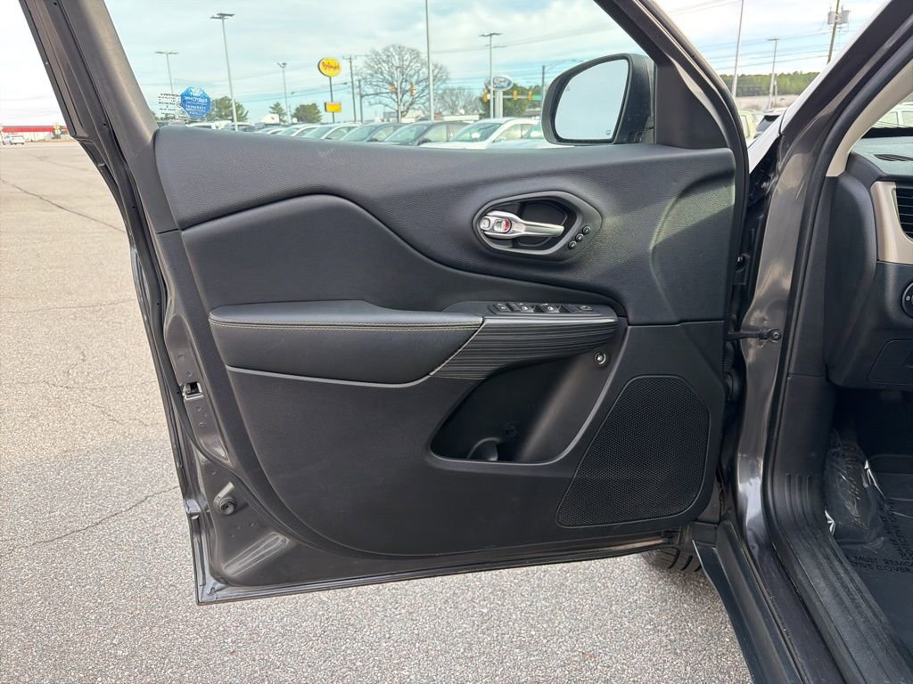 Used 2016 Jeep Cherokee Limited w/ Luxury Group image 12