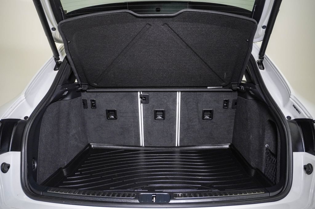 Certified 2023 Porsche Macan AWD/4WD image 28